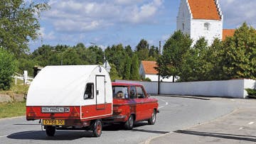 Familien charmerer hele landet med deres foranstaltning og vinder både konkurrencer og får postbuddet til at køre ind i hækken af bare forundring. Bilen er en NSU Prinz 4L med 30 hk. Foto: Karl Ravn