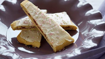 Klassiske og sprøde hindbærsnitter med sukkerkrymmel