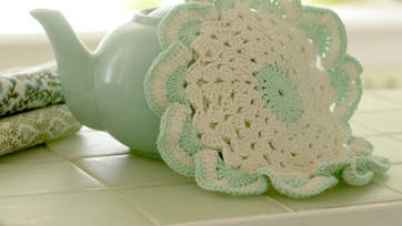 Hækleopskrift: Grydelapper med flæsekant