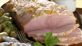 Ovnstegt skinke med kartofler og salater