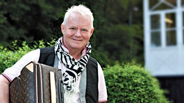 Det meste af sit liv har Jan Schou haft kufferten pakket. Dels for at spille revy rundt om i Danmark, dels for at drage ud i verden for hjælpe¬organisationen, Terre des Hommes. Foto: Alex Tran