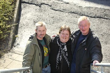 Nu kan det kun gå opad, siger Henrik, der ses med kammeraterne John og Birgitte, som er frivillige medhjælpere i Kirkens Korshærs varmestue i Silkeborg