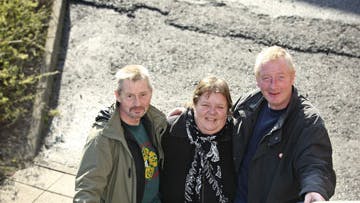 Nu kan det kun gå opad, siger Henrik, der ses med kammeraterne John og Birgitte, som er frivillige medhjælpere i Kirkens Korshærs varmestue i Silkeborg