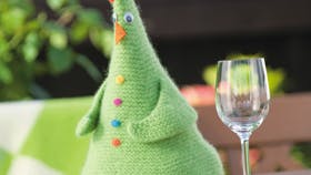 Strikket høne til vinpose: Hønefuld og festlig
