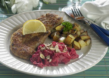Skinkeschnitzler med æble og rødbedesalat
