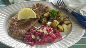 Skinkeschnitzler med æble og rødbedesalat