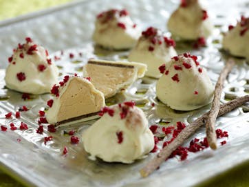 Lakridsflødeboller med hvid chokolade og tranebær