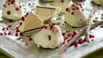 Lakridsflødeboller med hvid chokolade og tranebær