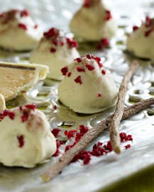 Lakridsflødeboller med hvid chokolade og tranebær