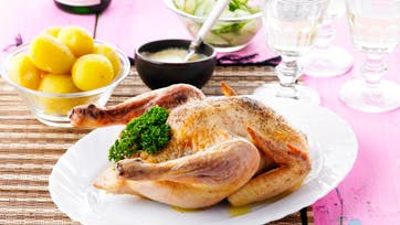 Lækker og saftig grydekylling med hjemmelavet agurkesalat