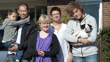 Thea er på besøg hos sin mor i Almind, hvor hun også forkæles af storebror Hjalte, lillebror Johan, papfar Henrik og familiens hund H.CFoto: Alex TranJeg følte mig som en dårlig mor