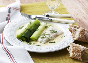 Dybhavstorsk med beurre blanc og blancherede porrer