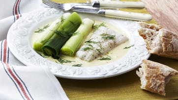 Dybhavstorsk med beurre blanc og blancherede porrer
