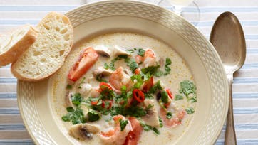 Krydret thaisuppe med rejer, kokosmælk og citrongræs