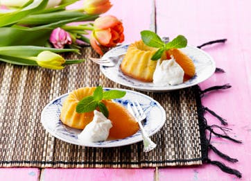 Den perfekte gæstedessert: Champagne-savarin med stegte ferskner