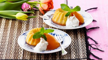 Den perfekte gæstedessert: Champagne-savarin med stegte ferskner