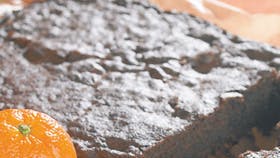 Chokolade-konfekt-kage med appelsin