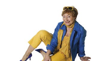 Gule skindbukser fra On Stage til 3.000 kr. og blå skindjakke fra Claire til 2.500 kr. Herunder gul top med blondekant og flæse fra Diables til 1.999 kr. Blå Taxi-sko fra Paw til 399 kr. og tørklæde fra Kamma Vintage til 500 kr. Gule Max Marasolbriller fr