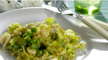 Nemme stegte ris i karry med rejer og ærter