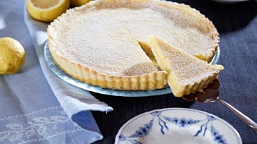 Citrontærte med hjemmelavet tærtebund og top af flormelis