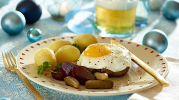 Klassisk hakkebøf med spejlæg og brasede kartofler