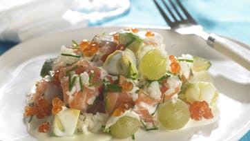 Laksesalat alla sushi med ris, avocado og druer