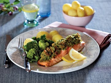 Bagt laksesteak med hjemmelavet crust på krydderurter