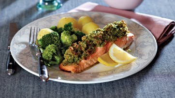 Bagt laksesteak med hjemmelavet crust på krydderurter