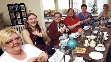 Snakken går lystigt, når varmestuestrikkerne er samlet. Fra venstre Bente Poulsen, Mimi Jensen, Lillian N. Christensen, Betina Kristensen, Anna-Grethe Robertsen, Marianne Præsius, Hanne Bjerring Jensen, Jannie Damgaard-Sørensen og Rita Hvid. Foto: Henrik