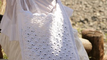 Skuldertasken til sommerens udflugter er hæklet i et smukt  viftemønster