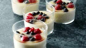 Panna cotta på cremefine med marinerede bær