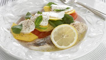 Lækker dampet fisk med frisk mangosalat og mozarella