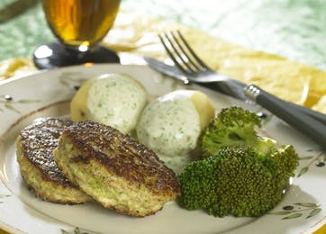 Grønne fiskefrikadeller med hjemmelavet bearnaise-dressing