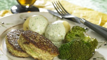 Grønne fiskefrikadeller med hjemmelavet bearnaise-dressing