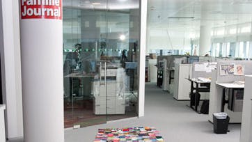 Vi har allerede modtaget flere hundrede lapper - og i dag kravlede det halve af redaktionen rundt og lagde lapperne op i én lang stribe. Det ser vildt flot ud! Foto: Flemming Nielsen