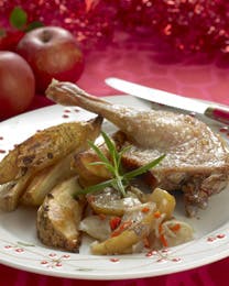 Andelår med krydrede kartofler og chili-æblekompot