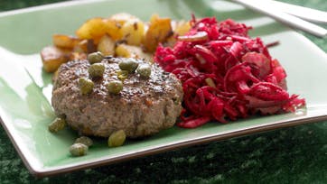 Krydrede kapersbøffer med rødbedesalat og kartofler