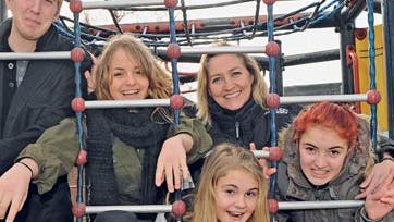 Jeg ville aldrig lade mine børn komme i en familie, som dén jeg selv voksede op i, siger Lisbeth Zornig Andersen her omgivet af sin egen flok på fem; fra oven Asbjørn, Freja, Ida, Tea og Magnus. Foto: Birger Vogelius og Torkel Dyrting