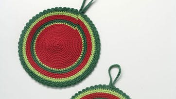 Et par grydelapper er altid en god julegaveide, og måske kan du lige nå det endnu? Disse er dobbelte, så der skal hækles i fire cirkler.