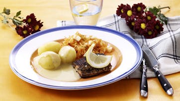 Krydrede laksestykker med hjemmelavet citronsovs