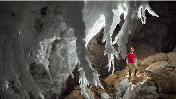 Hulernes skjulte verdener med de mangeartede drypsten både oppe og nede er et fascinerende skue. Foto: BBC