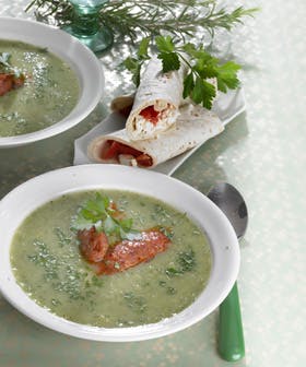 Bønnesuppe med rosmarin og fetafyldte wraps
