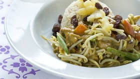 Kalorielet kalkun i karry med kokosmælk og grøntsager