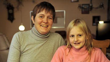 Mor og datter har næsten været sammen døgnet rundt de sidste mange år, så de har et meget tæt forhold til hinanden