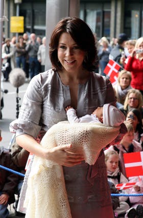 Også Isabella blev svøbt i det lækre uldtæppe, der er strikket efter gamle skotske traditioner.
