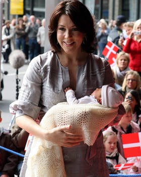 Også Isabella blev svøbt i det lækre uldtæppe, der er strikket efter gamle skotske traditioner.