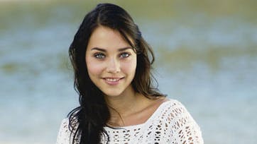 Den kridhvide bluse er hæklet i et klassisk, luftigt hæklemønster, men faconen er ung og uhøjtidelig.