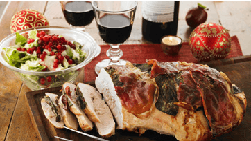 Saftigt farseret kalkunbryst pakket ind i parmaskinke