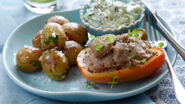 Farserede peberfrugter med kalvekød og salattern
