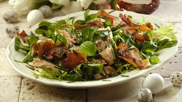 Sprød salat med laksefilet og italiensk bacon